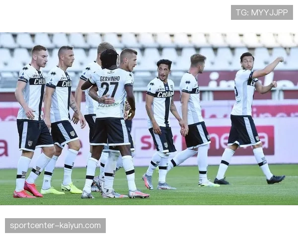 “足球进校园”计划启动，意甲多名退役球星走进都灵小学开展公益活动